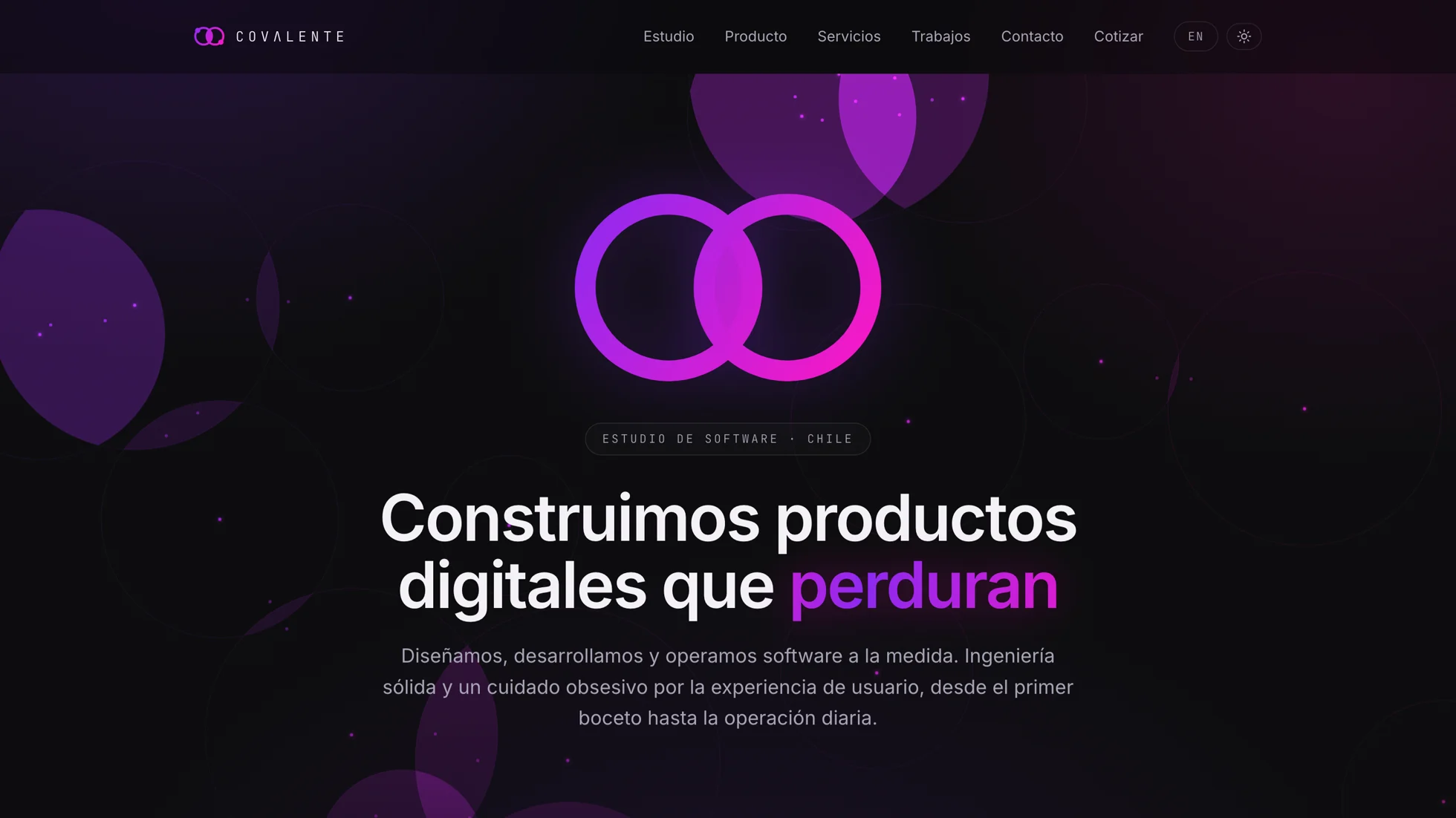 La portada de covalente.dev en modo oscuro: el encabezado, el titular «Construimos productos digitales que perduran» y el fondo animado de enlaces.